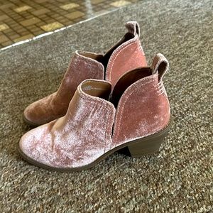 Adorable pink velvet heeled booties!